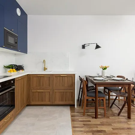 Stacja Wola With Parking By Renters Apartamento